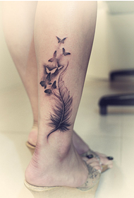 immagine del modello del tatuaggio della piuma della bella caviglia femminile di modo