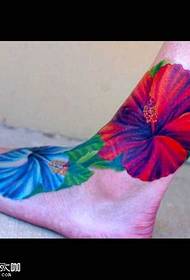 sarkanu un zilu ziedu tetovējuma modelis