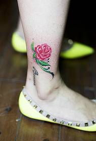 tatuaj de flori frumoase pe picioarele goale