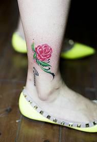 tatuaggio bellissimo fiore tatuaggio a piedi nudi
