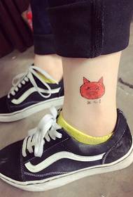 il tatuaggio del maialino a piedi nudi che spuntano è molto carino