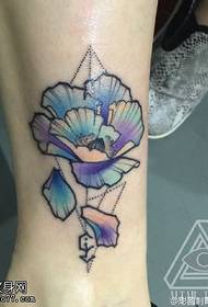 model tatuazhi me lule në kyçin e këmbës