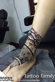 gjurmët e këmbëve Një grup i modeleve të bukura të tatuazheve totem