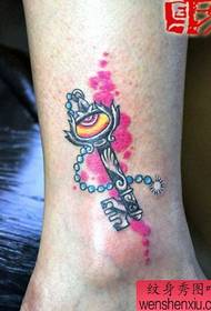 vroulike kinderbeen lyk soos 'n sleutel tatoeëringpatroon vir mooi sleutels 46694 @ 'n kleurryke lotus-tatoeëringpatroon op die meisie se been