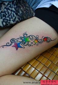 το πόδι του κοριτσιού ωραία αμπέλου πεντάκτινο μοτίβο τατουάζ αστέρι