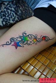 motivo a tatuaggio a stella a cinque punte a vite a gamba di ragazza