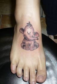 ljubka živalska tetovaža na zadnji strani stopala