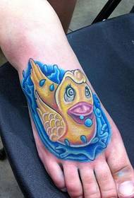 Immagine di un piccolo modello di tatuaggio di anatra gialla che può essere visto sulla parte posteriore del piede