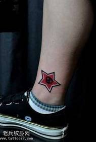 足の赤い5先の尖った星のタトゥーパターン