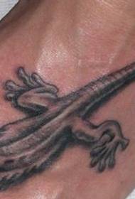 due tatuaggi di lucertola sul collo del piede
