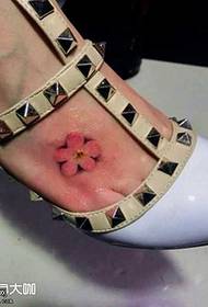 padrão de tatuagem flor de cerejeira pé um
