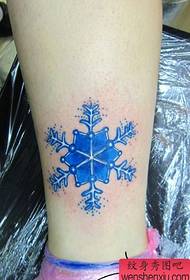 ຂາຂອງເດັກຍິງເປັນຮູບແບບ tattoo snowflake ທີ່ມີສີສັນ