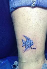 un simpatico tatuaggio a forma di tatuaggio a piedi nudi