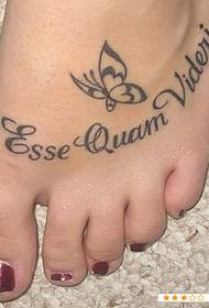 Tatuaggio latino sul collo del piede