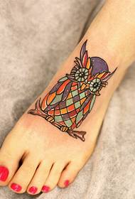 bellissimo collo del piede solo bella foto di tatuaggi gufo dall'aspetto colorato
