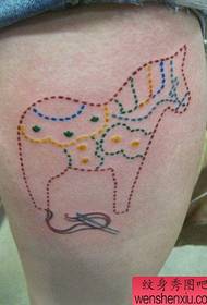 dekleta noge volne linije vzorec tatoo konj