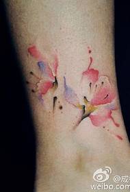 Pola tato pergelangan kaki bunga di pergelangan kaki