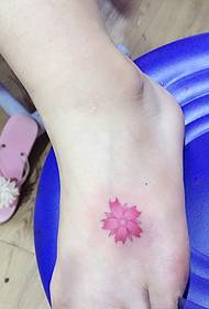 невеликий невеликий свіжий татуювання цвітіння вишневого візерунка елегантний і благородний