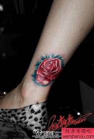 jenter ben vakkert farget rose tatovering mønster