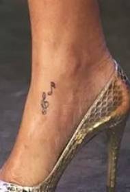 Rihannos tatuiruotės žvaigždė Rihannos koja ant juodų užrašų tatuiruotės paveikslo
