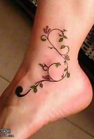 pied un beau motif de tatouage de vigne de fleur