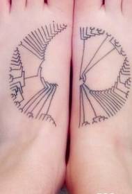 Kvinnors fötter är enkla och snygga tatueringar