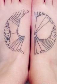 I piedi delle donne sono tatuaggi totem semplici ed eleganti