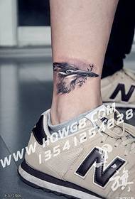 ŝablona tatuaje de birdoj sur la maleolo