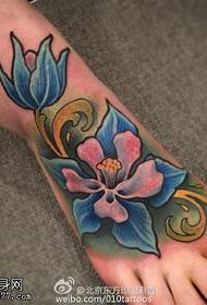 patrón de tatuaje floral de color en el pie