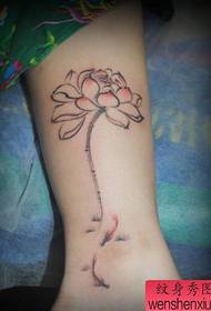 perna de menina bela tinta pintura lótus pequena lula tatuagem padrão