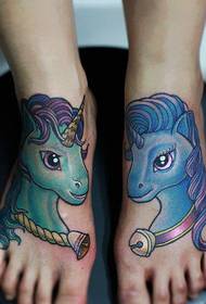 ragazza tatuaggio collo del piede modello unicorno