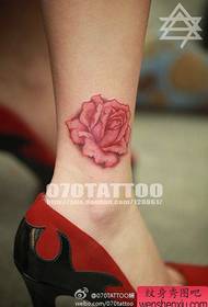 Kaki anak perempuan populer dengan desain tato mawar berwarna indah
