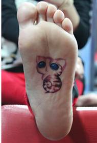 ƙafa mai kyau da kuma salo mai kyau cat tattoo hoto hoto