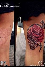 dissimulador patró de tatuatge de rosa vermella calenta