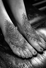 juodas geometrinis paprastos linijos simetriškas tatuiruotės paveikslėlis ant mergaitės laiptelio