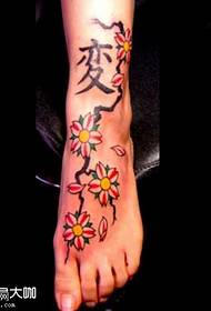 ຮູບແບບ tattoo cherry ຕີນ