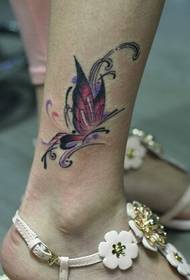 flickas fotmode och vacker fjärils tatuering mönster bild