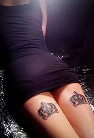 сексуальна дівчина постріл на малюнку маленької корони татуювання