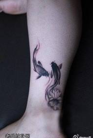 Musteen musta kultakala tatuointikuvio
