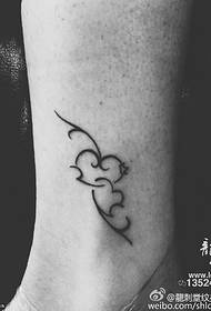 padrão de tatuagem pequena flor totem no tornozelo