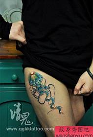 Bello e bellissimo modello di tatuaggio di meduse