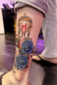 krásny členok krásne vyzerajúce presýpacie hodiny ruže tetovanie vzor obrázok