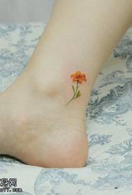 pola tato bunga segar di pergelangan kaki