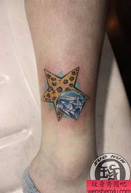 dekleta noge čudovita leopardska peterokraka zvezda z barvnim diamantnim vzorcem tatoo