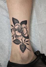 klassike floral tatoet op 'e enkel