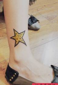 dievčenské nohy sú populárne s krásnym leopardským päťbodovým vzorom tetovania hviezd