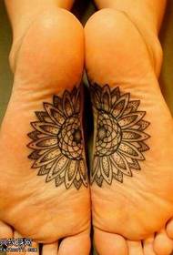 čierna slnečnica jedinečný tetovací vzor