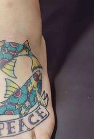 πολύχρωμο μοτίβο τοτέμ τατουάζ στο εσώρουχο