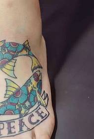 corak tatu totem berwarna-warni pada instep