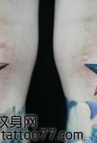 modello di tatuaggio popolare stella gamba moda